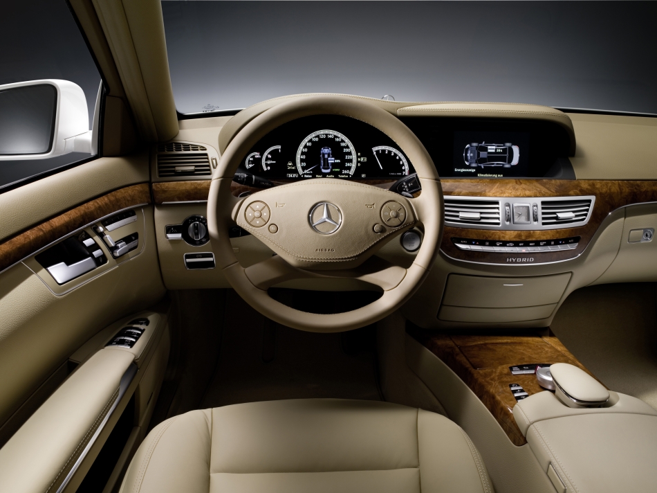 http://www.users.callnetuk.com/~mercedesfan/W221%202009-04-08/709587_1282883_5773_4330_09C33_006 950 width.jpg
